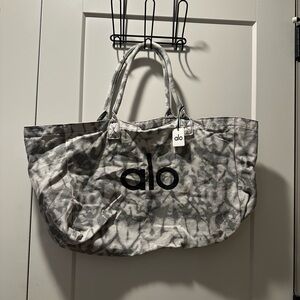New ALO Yoga Gray Camo Bag